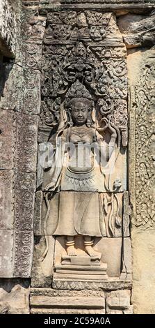 Detail eines Flachreliefs einer Frau am Bayon im Angkor Thom Tempelkomplex, Siem Reap, Kambodscha, Asien Stockfoto