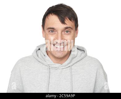 40 Jahre alter glücklicher Mann im Hoodie posiert vor der Kamera. Schöner Kerl trägt Kapuzen Sweatshirt lächelnd toothy isoliert auf weißem Hintergrund Stockfoto