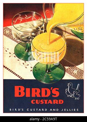 BIRDS CUSTARD Vintage Retro Pressewerbung für Bird's Custard und Gelees. Gießen vorbereitet Pudding in Dessertgläser Kriegszeit Presse Anzeige von 1944 UK Stockfoto