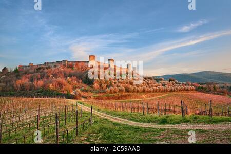 Monteriggioni, Siena, Toskana, Italien: Landschaft bei Sonnenuntergang des alten Dorfes entlang der Via Francigena mit den mittelalterlichen Mauern und der Landschaft Stockfoto