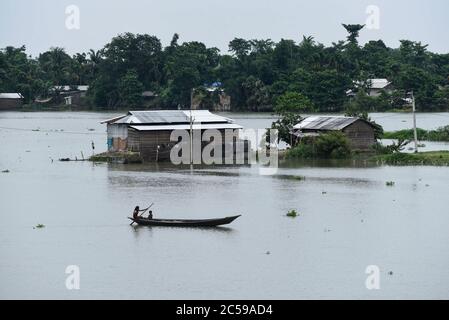 Morigaon, Assam, Indien. Juli 2020. Dorfbewohner überqueren ein überflutetes Gebiet auf einem Boot, im Dorf Buraburi im Morigaon Bezirk von Assam. Kredit: David Talukdar/ZUMA Wire/Alamy Live Nachrichten Stockfoto