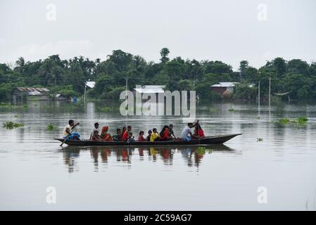 Morigaon, Assam, Indien. Juli 2020. Dorfbewohner überqueren ein überflutetes Gebiet auf einem Boot, im Dorf Buraburi im Morigaon Bezirk von Assam. Kredit: David Talukdar/ZUMA Wire/Alamy Live Nachrichten Stockfoto