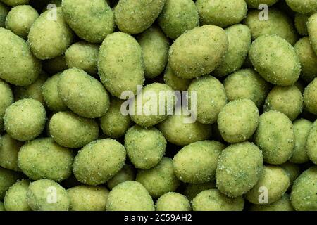 Hintergrund von mit Wasabi beschichteten Erdnüssen. Draufsicht. Stockfoto