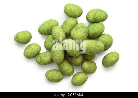 Haufen von Wasabi beschichteten Erdnüssen isoliert auf weiß. Draufsicht. Stockfoto