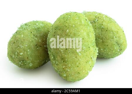 Drei Wasabi beschichtete Erdnüsse isoliert auf weiß. Stockfoto