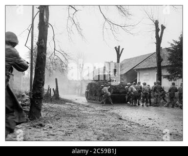 FRANKREICH 1944 während des Zweiten Weltkriegs unterstützen französische Kommandos einen Sherman-Panzer der 5. Französischen Panzerdivision M4 während der Befreiung von Belfort am 20. November 1944. Belfort wurde am 22. November 1944 vollständig von den Besatzungssozialisten befreit Stockfoto