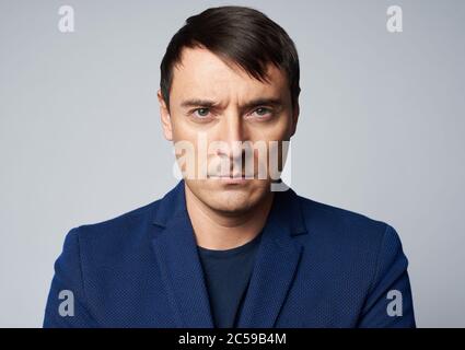 Ein gutaussehender Mann mittleren Alters mit ernstem Gesichtsausdruck. Studioaufnahme Stockfoto