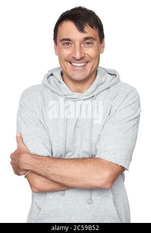 Ein gutaussehender Mann mittleren Alters trägt einen Kapuzenpullover, der auf der Kamera posiert. Isoliert auf Weiß Stockfoto