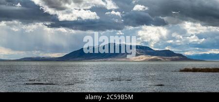 Wunderschöne Aussicht auf die schneebedeckten Lake Mountains mit dramatischen Wolken am Himmel, Utah Lake State Park, Provo Utah Stockfoto