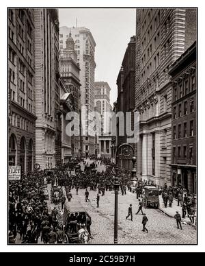 NEW YORKER FINANZVIERTEL Broad Street mit Bordsteinbörse, Börsenmaklern und New Yorker Börse mit Blick nach Norden in Richtung Wall St und Federal Hall. Ungefähr 1900. Archiv Broad Street Manhattan New York USA 1900 Stockfoto