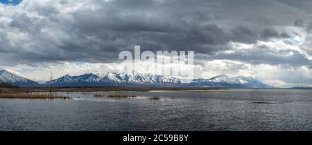 Schöne Aussicht auf schneebedeckten Loafer Mountain mit dramatischen Wolken in den Himmel, Utah Lake State Park, Provo Utah Stockfoto