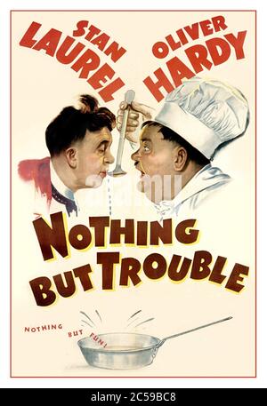Vintage Movie Film Poster 'Nothing But Trouble' (MGM 1944) mit Stan Laurel und Oliver Hardy das Comedy-Duo Laurel und Hardy nimmt einem Knabenkönig, dessen Leben in Gefahr ist, einen Job als Hausangestellte! Stockfoto
