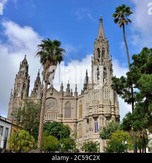 Blick auf die mittelalterliche wunderschöne Pfarrkirche San Juan Bautista - beeindruckende gotische Kathedrale in Arucas, Gran Canaria, Spanien Stockfoto