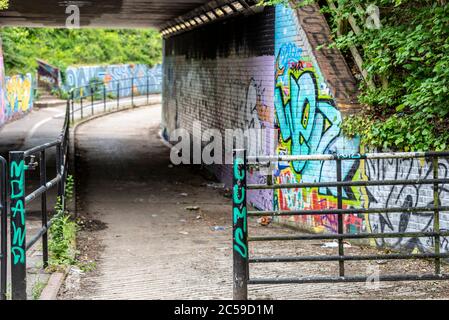 Öffentliche Brücke, Radweg und Fußweg in Southend on Sea, Essex, UK, zur Green Lane und Jubilee Country Park unter dem Cherry Orchard Way. Graffiti Stockfoto