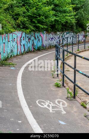 Öffentliche Brücke, Radweg und Fußweg in Southend on Sea, Essex, Großbritannien, zur Green Lane und Jubilee Country Park. Gemischte Nutzung städtischen Weg. Rauer Bereich Stockfoto