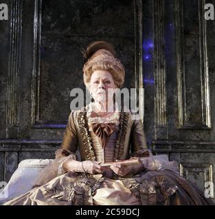 Judi Dench (Madame de Montreuil) in MADAME DE SADE von Yukio Mishima im Donmar West End, Wyndham's Theatre, London WC2 18/03/2009 Design: Christopher Oram Beleuchtung: Neil Austin Regie: Michael Grandage Stockfoto