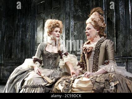 l-r: Rosamund Pike (Renee, Madame de Sade), Judi Dench (Madame de Montreuil) in MADAME DE SADE von Yukio Mishima im Donmar West End, Wyndham's Theatre, London WC2 18/03/2009 Design: Christopher Oram Beleuchtung: Neil Austin Regie: Michael Grandage Stockfoto