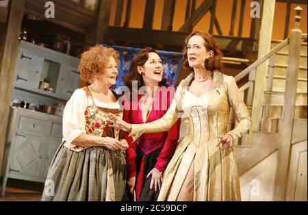 l-r: Judi Dench (Mistress Quickly), Alexandra Gilbreath (Mistress Ford), Haydn Gwynne (Mistress Page) in MERRY WIVES - DAS MUSICAL bei der Royal Shakespeare Company (RSC), Royal Shakespeare Theatre, Stratford-upon-Avon, England 12/12/2006 nach dem Stück von Shakespeare bearbeitet und Regie von Gregory Doran Musik: Paul Englische Lyrics: Ranjit Bolt Design: Stephen Brimson Lewis Beleuchtung: Tim Mitchell Bewegung: Michael Ashcroft Stockfoto