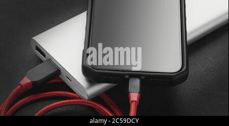 Nahaufnahme eines Smartphones, das aufgeladen wird Stockfoto