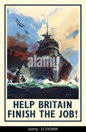 Propaganda-Rekrutierung im Zweiten Weltkrieg (1940er Jahre). British Naval Poster 'Hilf Großbritannien, den Job zu beenden.' Schlachtschiffe teilen die Meere, als Begleitflugzeuge auf diesem Plakat aus dem 2. Weltkrieg über die Meere ragen, um potenzielle Rekruten zu inspirieren, sich dem Kampf anzuschließen und 'Hilf Großbritannien, den Krieg zu beenden'. Stockfoto