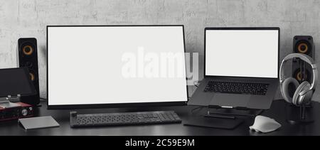 Arbeitsplatz zu Hause mit Computern mit leerem Bildschirm Stockfoto