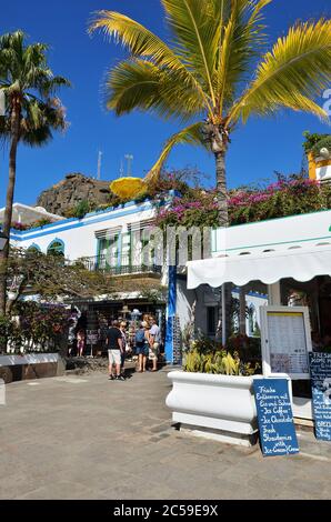 PUERTO DE MOGAN, GRAN CANARIA - 19. FEB 2014: Strasse mit weißen Häusern colonia in Puerto de Mogan, Spanien. Lieblingsurlaubsort für Touristen ein Stockfoto