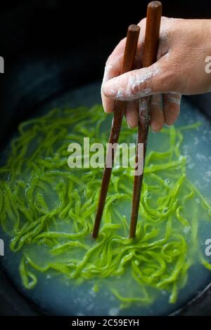 China, Yingbeigou Dorf Kochen Quémian Nudeln mit Spinatsaft Stockfoto