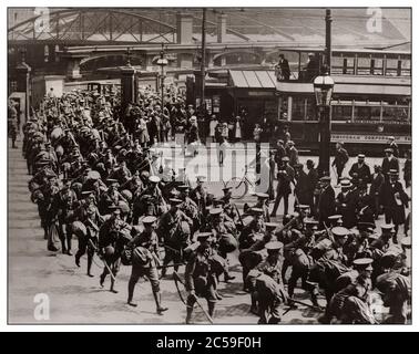 Truppenmobilisierung im Ersten Weltkrieg Soldaten der Armee marschieren durch den Bahnhof von Birmingham in Großbritannien, um an der Westfront zu kämpfen. 1914. Erster Weltkrieg, erster Weltkrieg WW1 der große Krieg BIRMINGHAM GROSSBRITANNIEN Stockfoto