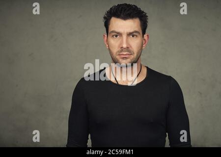 Porträt eines schönen bärtigen Mannes in schwarzem T-Shirt Stockfoto