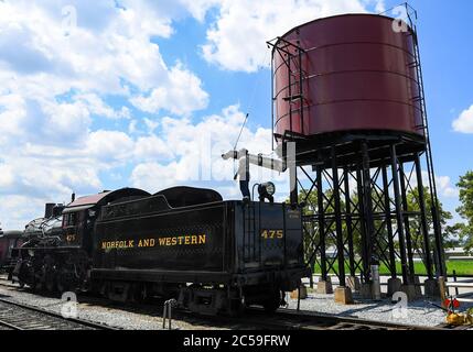 29. Juni 2020: Die Strasburg Railroad, Norfolk & Western, 475 Dampflokomotive Feuerwehrmann bereitet sich auf den Wassertank nach der letzten Exkursion des Tages am Montag, 29. Juni 2020, in Ronks, Pennsylvania zu füllen. Die Strasburg Railroad wurde am Freitag, den 26. Juni, nach ihrer Schließung aufgrund der COVID-19-Pandemie wieder für den Personenverkehr geöffnet. Für die Wiedereröffnung wurden zusätzliche gesundheitsbezogene Sicherheitsmaßnahmen getroffen. Rich Barnes/CSM Stockfoto