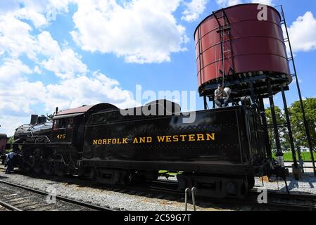 29. Juni 2020: Die Strasburg Railroad, Norfolk & Western, 475 Dampflokomotive Feuerwehrmann füllt den Wassertank nach der letzten Exkursion des Tages am Montag, 29. Juni 2020, in Ronks, Pennsylvania. Die Strasburg Railroad wurde am Freitag, den 26. Juni, nach ihrer Schließung aufgrund der COVID-19-Pandemie wieder für den Personenverkehr geöffnet. Für die Wiedereröffnung wurden zusätzliche gesundheitsbezogene Sicherheitsmaßnahmen getroffen. Rich Barnes/CSM Stockfoto