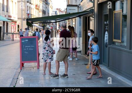 Frankreich, Cote d'Or, Dijon, Covid 19 oder Coronavirus nach der Sperre, von der UNESCO zum Weltkulturerbe erklärt, Familie vor einem Restaurant Rue des Godrans Stockfoto