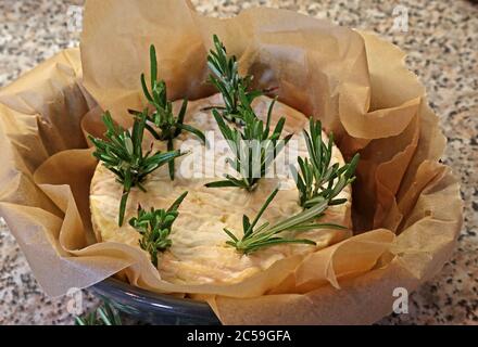 Gebackenen französischen Camembert Käse und Rosemary - gebackenen Camembert - Hausmannskost Stockfoto