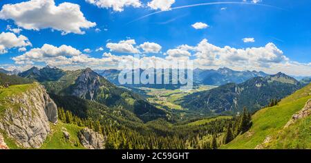 Auf der Straße im Tannheimer Tal zwischen Jochalpe und Aggenstein Stockfoto