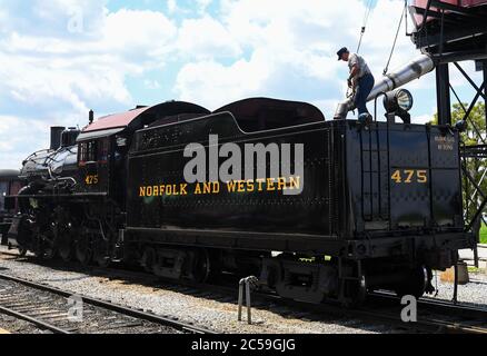 29. Juni 2020: Die Strasburg Railroad, Norfolk & Western, 475 Dampflokomotive Feuerwehrmann füllt den Wassertank nach der letzten Exkursion des Tages am Montag, 29. Juni 2020, in Ronks, Pennsylvania. Die Strasburg Railroad wurde am Freitag, den 26. Juni, nach ihrer Schließung aufgrund der COVID-19-Pandemie wieder für den Personenverkehr geöffnet. Für die Wiedereröffnung wurden zusätzliche gesundheitsbezogene Sicherheitsmaßnahmen getroffen. Rich Barnes/CSM Stockfoto