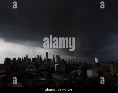 New York, Usa. Juli 2020. Manhattan. New York, USA. Am Mittwoch, den 1. Juli 2020, ziehen Sturmwolken über die Skyline von Manhattan und das One World Trade Center in New York City. Foto von John Angelillo/UPI Kredit: UPI/Alamy Live Nachrichten Stockfoto