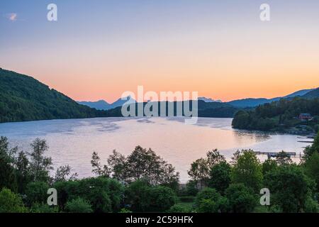 Frankreich, Isere, La Matheysine Region (oder Plateau Matheysin), Laffrey, Grand Lac de Laffrey, einer der vier Laffrey Seen, Chartreuse Massiv im Hintergrund Stockfoto