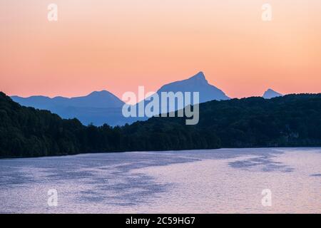 Frankreich, Isere, La Matheysine Region (oder Plateau Matheysin), Laffrey, Grand Lac de Laffrey, einer der vier Laffrey Seen, Chartreuse Massiv im Hintergrund Stockfoto