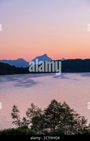 Frankreich, Isere, La Matheysine Region (oder Plateau Matheysin), Laffrey, Grand Lac de Laffrey, einer der vier Laffrey Seen, Chartreuse Massiv im Hintergrund Stockfoto