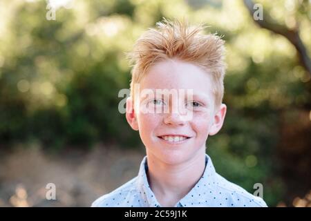 Porträt außerhalb Eines rothaarigen Jungen mit Sommersprossen Stockfoto