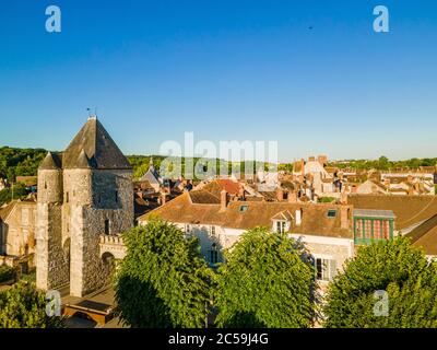 Frankreich, seine et Marne, Moret sur Loing, Porte de Samois oder Porte de Paris (Luftaufnahme) Stockfoto