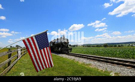 29. Juni 2020: Die Strasburg Railroad, Norfolk & Western, 475 Dampflokomotive passiert eine amerikanische Flagge bei ihrer Rückkehr zum Bahnhof am Montag, 29. Juni 2020, in Ronks, Pennsylvania. Die Strasburg Railroad wurde am Freitag, den 26. Juni, nach ihrer Schließung aufgrund der COVID-19-Pandemie wieder für den Personenverkehr geöffnet. Für die Wiedereröffnung wurden zusätzliche gesundheitsbezogene Sicherheitsmaßnahmen getroffen. Rich Barnes/CSM Stockfoto