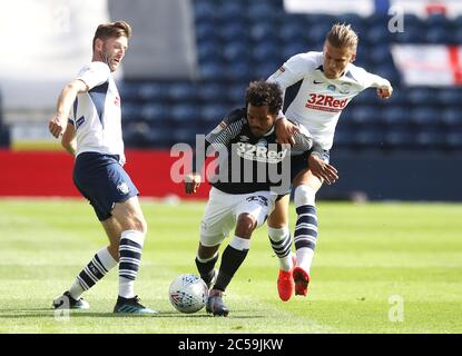 Duane Holmes von Derby County kämpft mit Brad Potts (rechts) von Preston North End und Paul Gallagher während des Sky Bet Championship-Spiels in Deepdale, Preston, um den Ball. Stockfoto