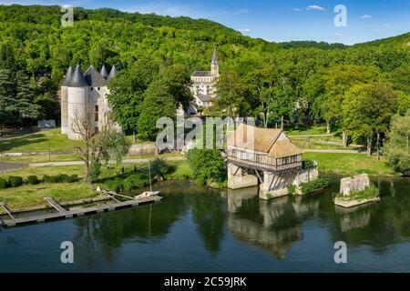 Frankreich, Eure, Vernon, Vernonnett, die alte Wassermühle auf der mittelalterlichen Brücke, die Château des Tourelles (Luftaufnahme) Stockfoto