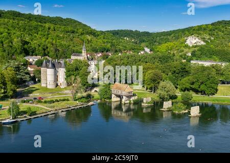 Frankreich, Eure, Vernon, Vernonnett, die alte Wassermühle auf der mittelalterlichen Brücke, die Château des Tourelles (Luftaufnahme) Stockfoto