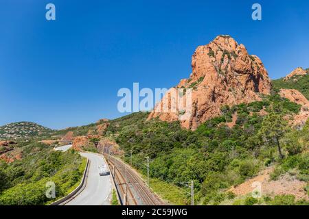 Frankreich, Var, Saint-Raphaël, Küstenstraße der Corniche d'Or, der Rocher de Saint-Barthélemy im Hintergrund Stockfoto