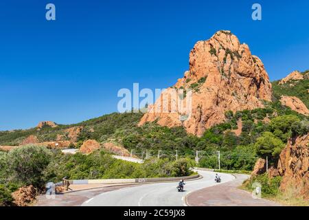 Frankreich, Var, Saint-Raphaël, Küstenstraße der Corniche d'Or, der Rocher de Saint-Barthélemy im Hintergrund Stockfoto