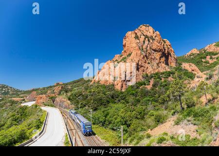 Frankreich, Var, Saint-Raphaël, Küstenstraße der Corniche d'Or, der Rocher de Saint-Barthélemy im Hintergrund Stockfoto