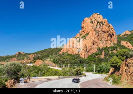 Frankreich, Var, Saint-Raphaël, Küstenstraße der Corniche d'Or, der Rocher de Saint-Barthélemy im Hintergrund Stockfoto