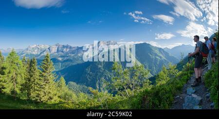 Frankreich, Haute-Savoie (74), Chamonix, Les Houches, Massiv des aiguilles Rouges, Wanderer, die den Panoramablick von der Stelle Pierre Blanche (1697m) mit im Hintergrund von links nach rechts, die Aiguilles de Varan (2544m), die Pointe de Platé (2594m), der Dérochor und die Rochers des Fiz betrachten, Im Hintergrund die Pointe noire de Pormenaz (2307m). Stockfoto